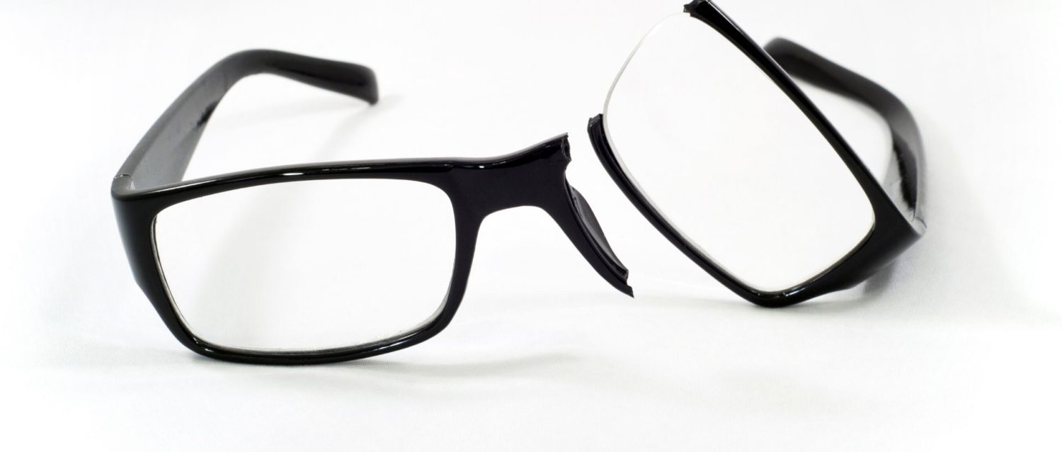 Repair glasses. Очки сломались. Сломанная оправа. Разбитые очки. Сломанные очки для зрения.